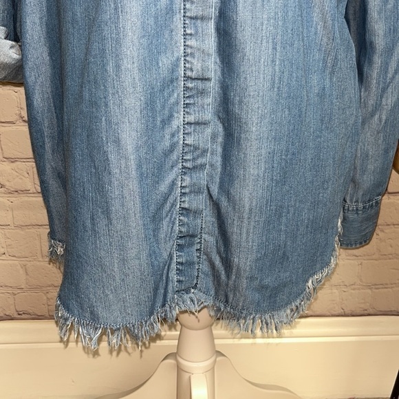 Beach Lunch Lounge Chambray Top with Raw Hem - Picture 3 of 12